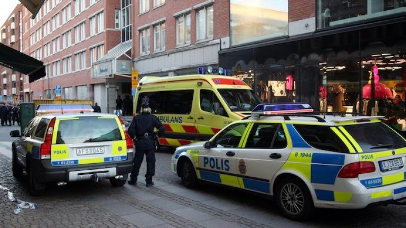 Шок в Стокхолм! Маскирани мъже разстреляха двама души в кафене  