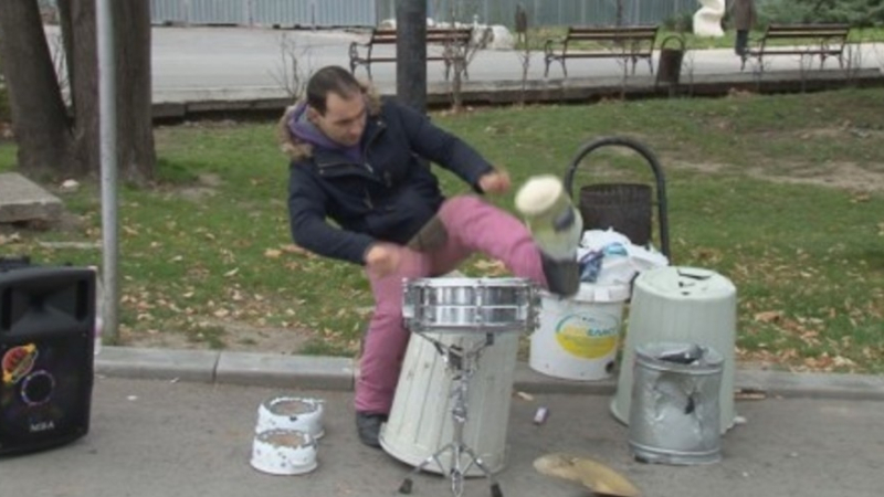 Уличен музикант свири на кош за пране, тенджера и джезве във Варна