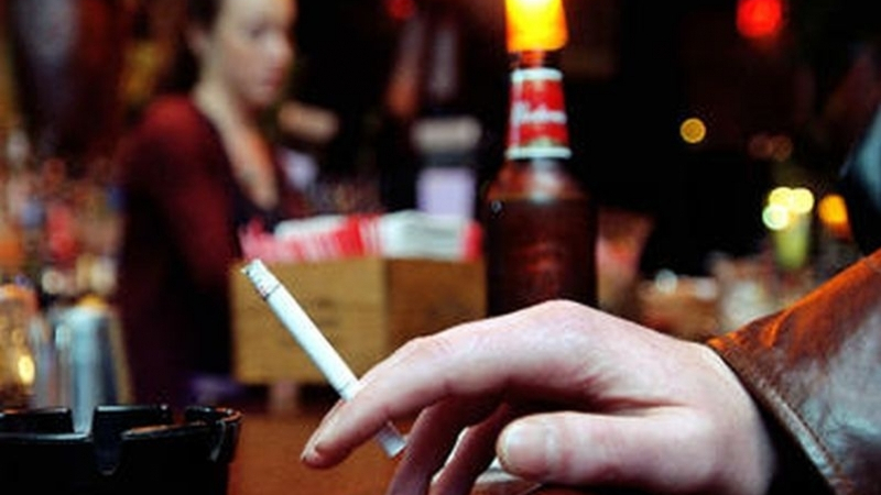 Масирани проверки в клубовете в Пловдив! Инспектори дебнат за пушене в заведенията