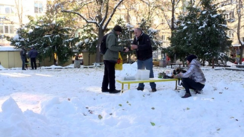 Ресторантьор раздава топла супа в центъра на София 