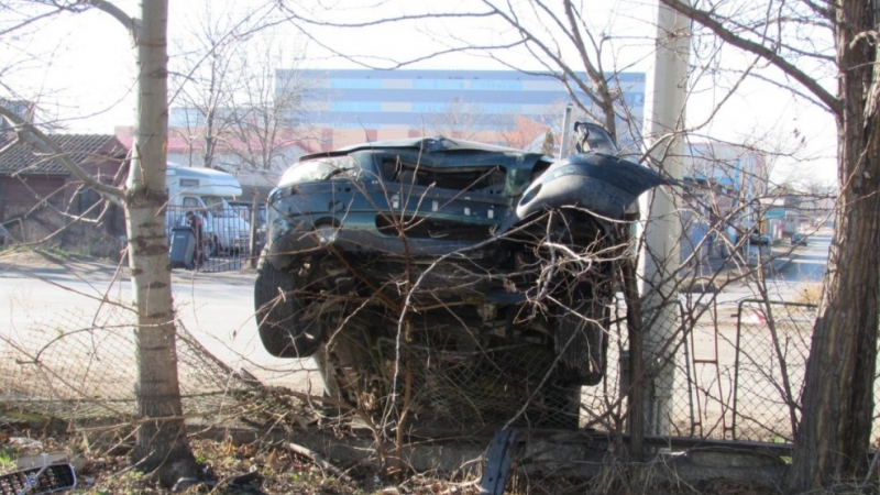 Лека кола се заби в ограда в Русе