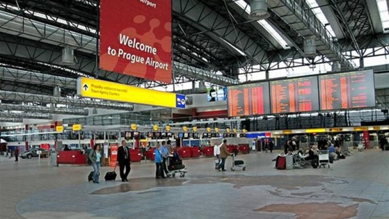 Само в БЛИЦ: Делегация на БСП в капан на летището в Прага 