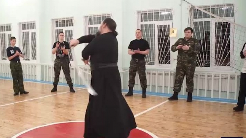 Руски свещеник демонстрира уменията си по айкидо (ВИДЕО)