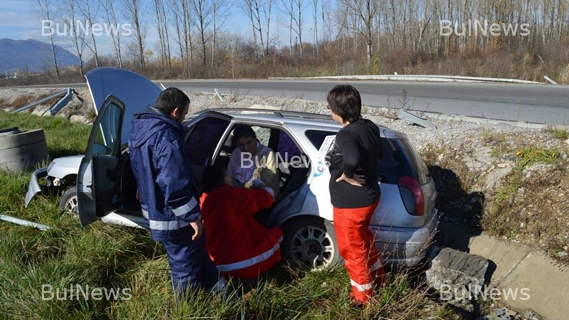 Автомеле във Враца! Водач изгуби контрол над колата си и изхвърча от пътя (СНИМКИ)