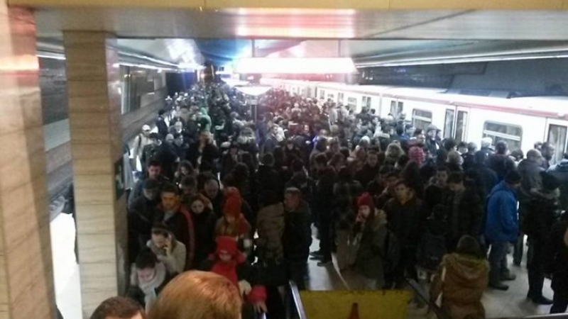Кошмар в столицата! Нещо ужасно се случи в метрото в час пик (СНИМКИ)