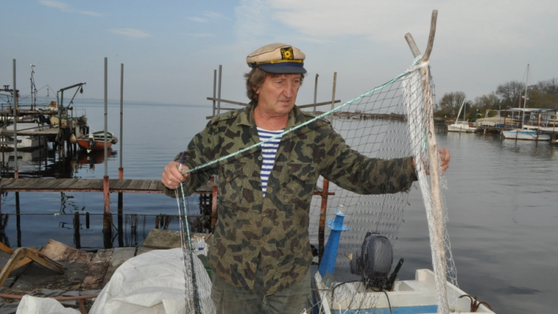 Бургаският Сталин показва на света как се плетат рибарски мрежи (СНИМКИ)