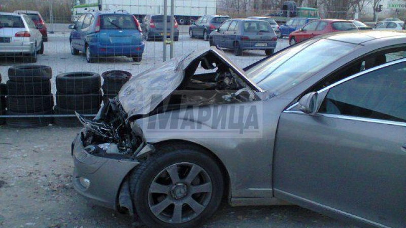 Шефът на строителна фирма се забил под ТИР-а в Пловдив (СНИМКИ)