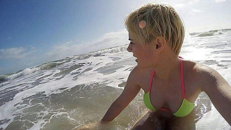 Германска актриса реши да се изкъпе в морето, но се случи нещо, което ужаси плажуващите (СНИМКИ)
