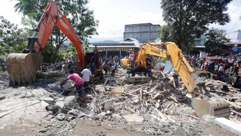 Ужасът след земетресението в Индонезия няма край, расте броят на загиналите (СНИМКИ)