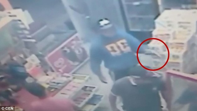 Крадец се опита да обере магазин, но вътре го чакаше смъртоносна изненада (ВИДЕО)  