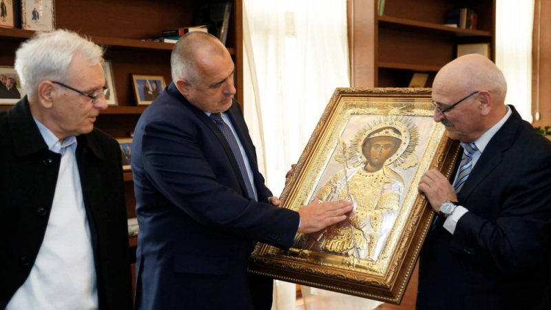 Неочаквано признание: Майстор дари Борисов с уникална икона на Свети Георги (СНИМКИ)