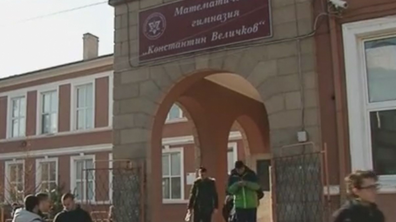 Скандал в Пазарджик: Учители от математическата гимназия искат парите си (ВИДЕО)