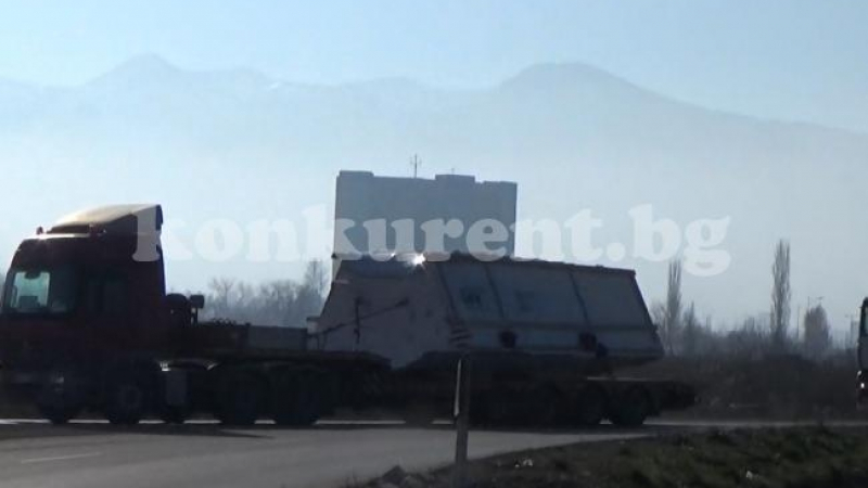 335-тонното чудовище тръгна към София (ПЪРВИ СНИМКИ)