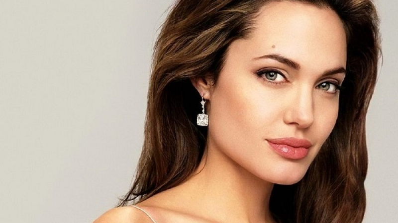 Скандално откровена фотосесия на 16-годишната Анджелина Джоли взриви мрежата (СНИМКИ 18+)