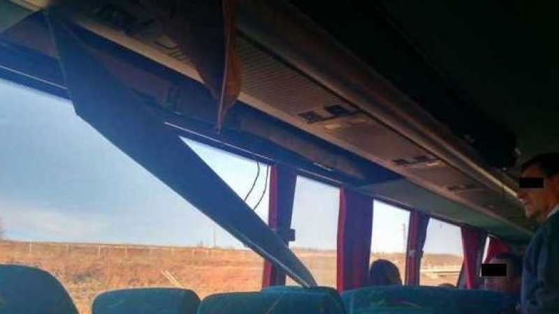 Шок! Огромна греда се стовари върху главите на пътниците в автобус от София за Бургас (СНИМКИ)