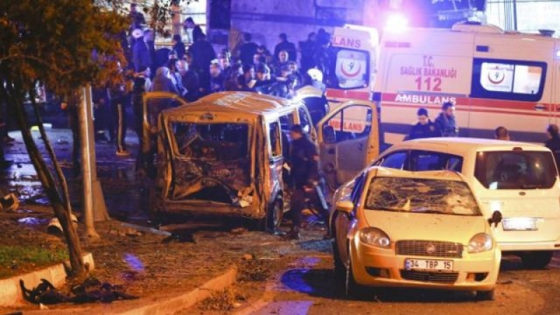 Ето я колата, окървавила центъра на Истанбул (СНИМКИ/ВИДЕО 18+)