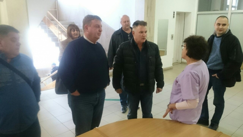 Политик за пример! Каракачанов призова за смирение и дари кръв за Хитрино