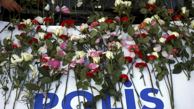 Турция потъна в скръб! Вижте как се прощава със загиналите полицаи (СНИМКИ)