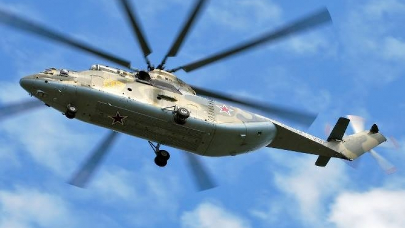 Вижте как над 30 вертолета тренират пилотаж на малка височина в Урал (ВИДЕО)