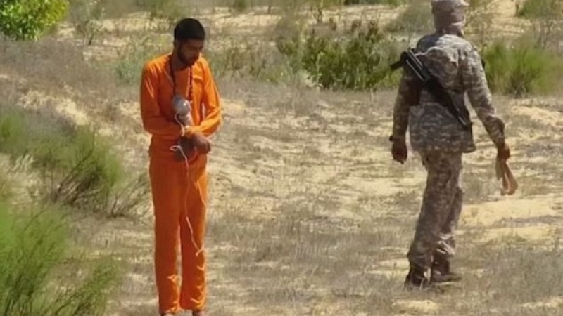 "Ислямска държава" сее ужас в Синай! Взривиха жив човек, без да им мигне окото (СНИМКИ/ВИДЕО 18+)
