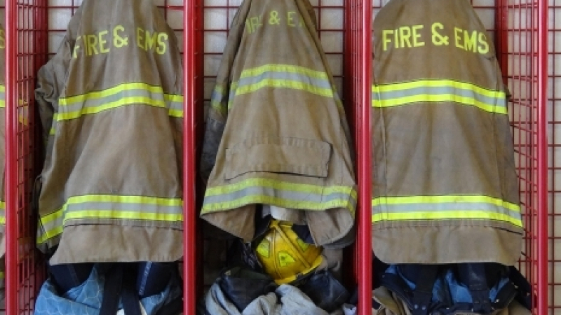 Пожарникарите ни борят стихиите с униформи втора употреба! 