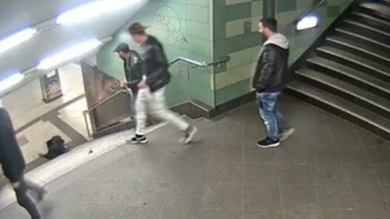 Германските власти с нова сензационна информация за екшъна с блъснатото момиче в берлинското метро, българите били повече