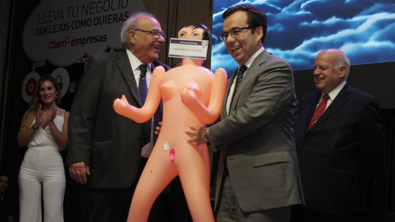 Подариха надуваема кукла на министър в Чили (СНИМКА)
