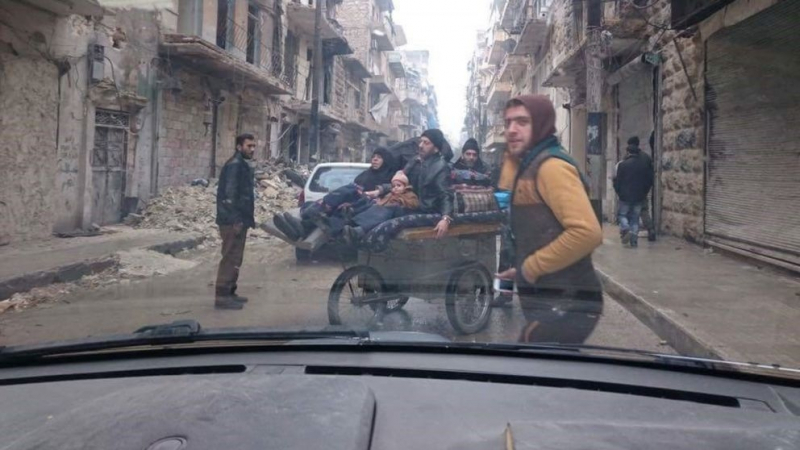 Започна евакуацията на Алепо, дронове пазят конвоите (НА ЖИВО)