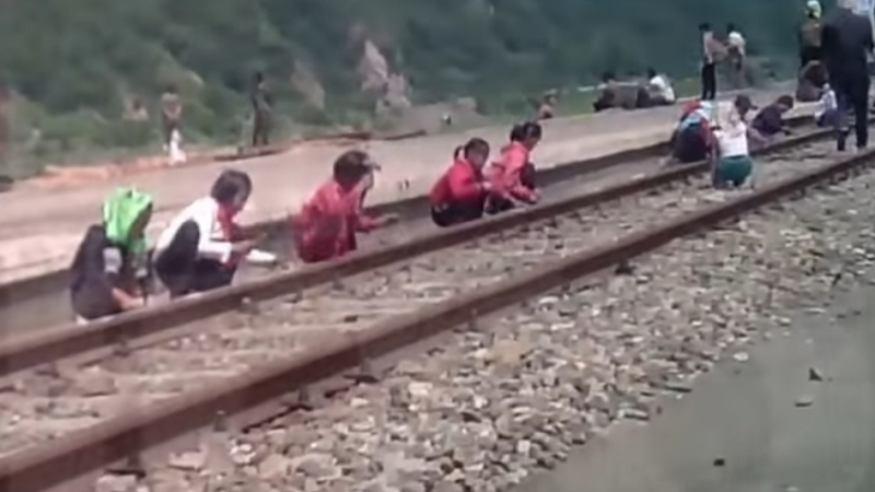 Невероятно, но факт. Петгодишни поправят железопътни релси (ВИДЕО)