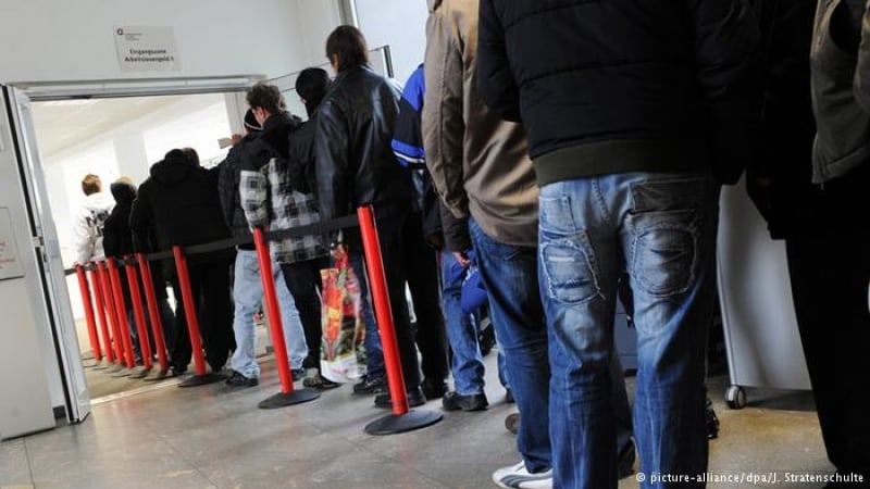 Германия в шок: Мигранти от "сиромашката колиба България" източиха милиони!