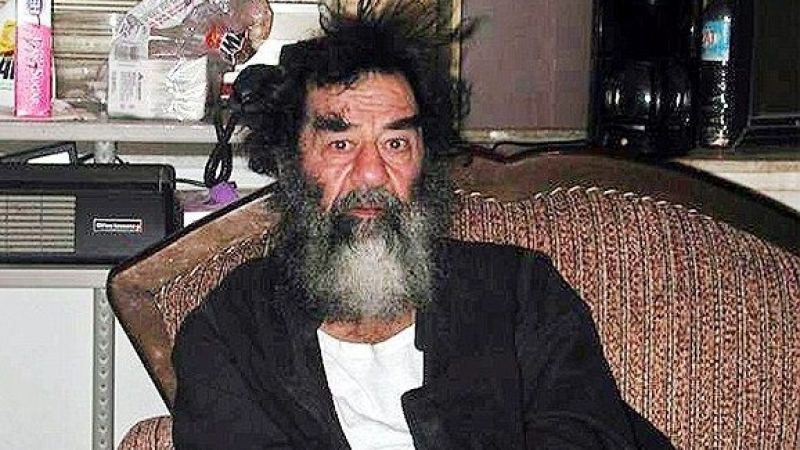 Десет години след смъртта на Саддам Хюсеин: Агентът, разпитвал иракския лидер, разкри страшни истини