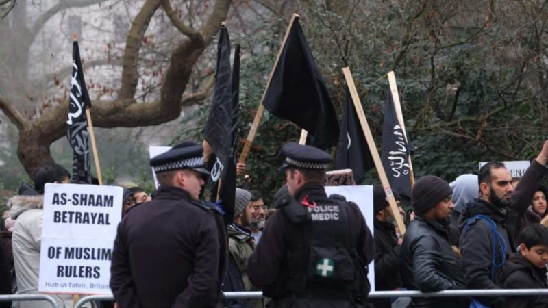 „Мюсюлманската армия идва”: Нагла демонстрация на поддръжници на „Ислямска държава” в Лондон (СНИМКИ/ВИДЕО)