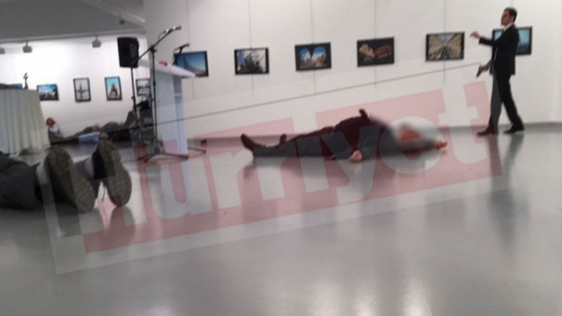 Люта престрелка между полиция и нападателя на руския посланик в Анкара (ВИДЕО)