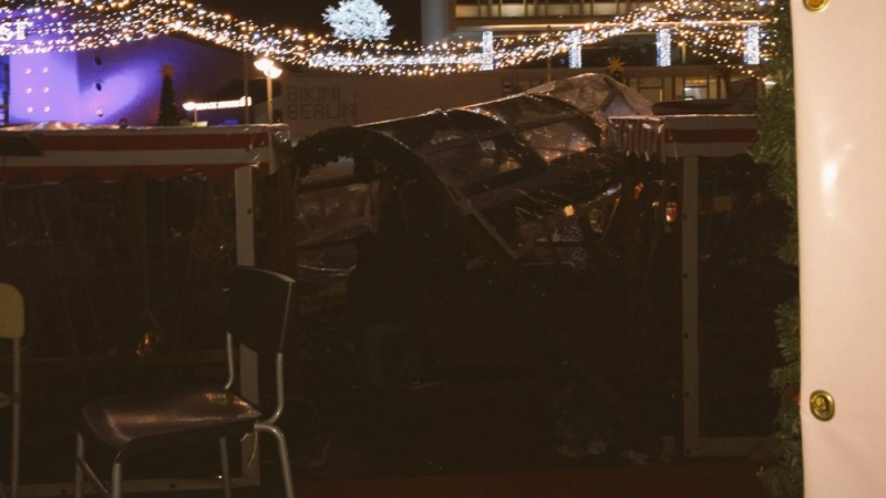 Кошмар преди Коледа! Камион се вряза в пазар в Берлин, има жертви! (СНИМКИ/ВИДЕО)