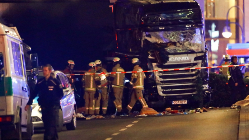 Шофьорът на камиона убиец, който се вряза в коледен базар в Берлин, е бежанец (ВИДЕО)