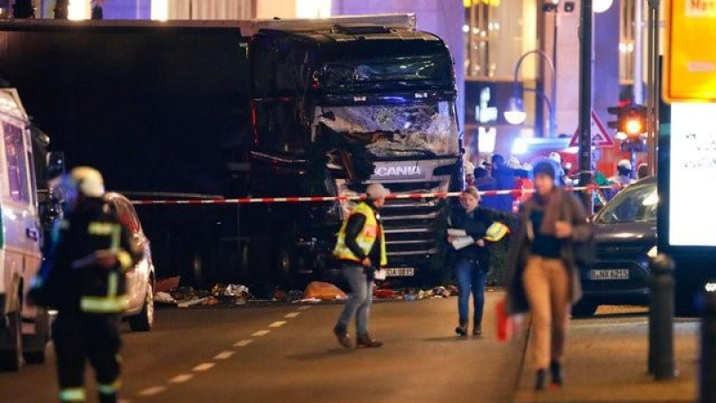 Берлинската полиция официално: Камионът е бил насочен умишлено към тълпата. Експерти коментират пропуските по охраната