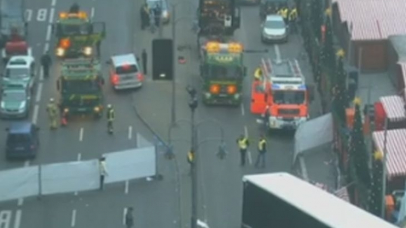Берлин се събужда в ужас, започна изтеглянето на камиона-убиец (СНИМКИ)