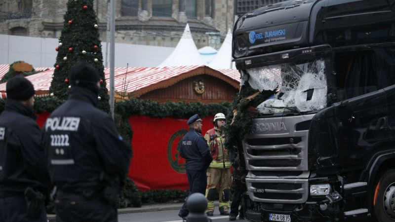 Нови разкрития от Берлин: Полякът в кабината на камиона убиец е застрелян, очевидец гони терориста 2 км и го предава на полицията 