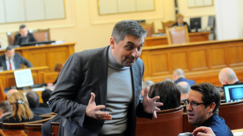 Кирил Добрев с ексклузивен коментар и СНИМКА за напускането си на парламента