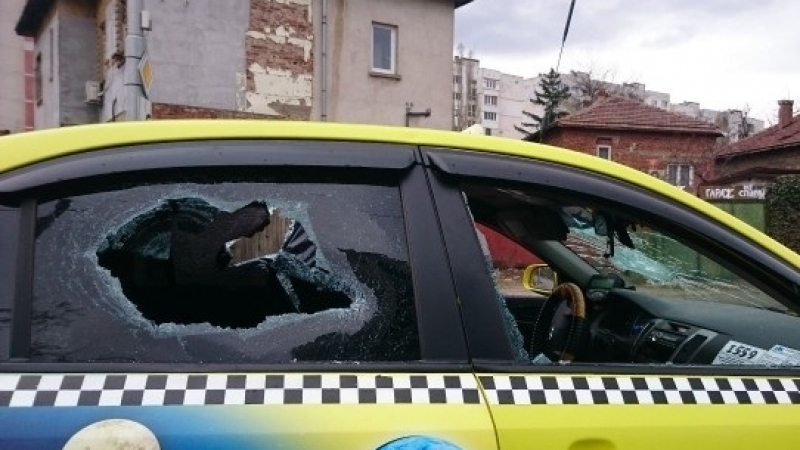 Вижте двамата бабаити от богаташки семейства, отвлекли и пребили таксиметровия шофьор във Врачанско  (СНИМКИ) 