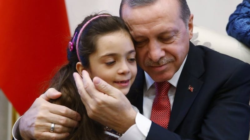 Ердоган прегърна сирийското момиченце, което разказа в Туитър за ужасите на войната в Алепо (СНИМКА)