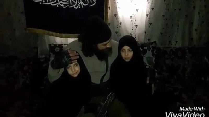 Родители джихадисти целуват малките си деца за сбогом и ги пращат да се взривят в атентат (СНИМКИ/ВИДЕО 18+)