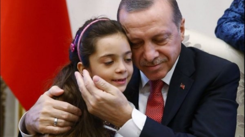 Момичето хроникьор от Алепо получи топло посрещане от Ердоган (СНИМКИ)