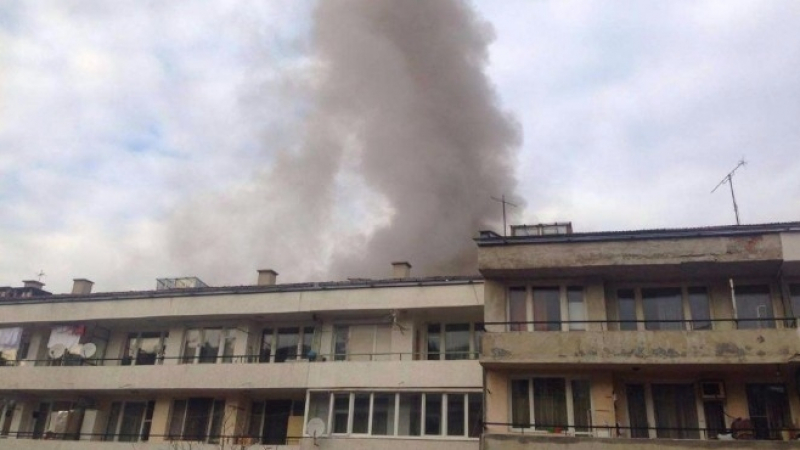 Огнен ужас в София! Пламна жилищна кооперация в жк "Банишора" (СНИМКА)