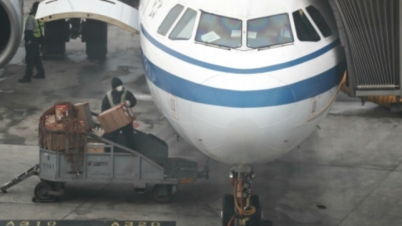 Терор в небето: Въоръжен до зъби атентатор отвлече либийски самолет!