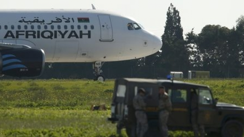 Драмата с отвлечения от привърженик на Кадафи самолет продължава