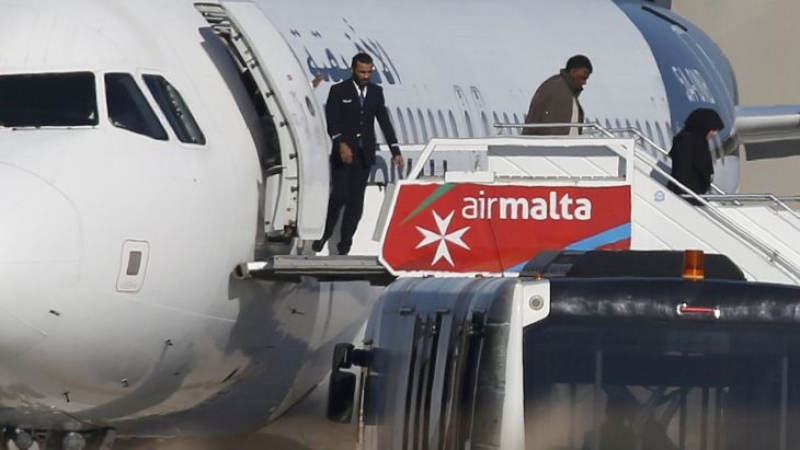 Започнаха преговори с похитителите на либийския самолет
