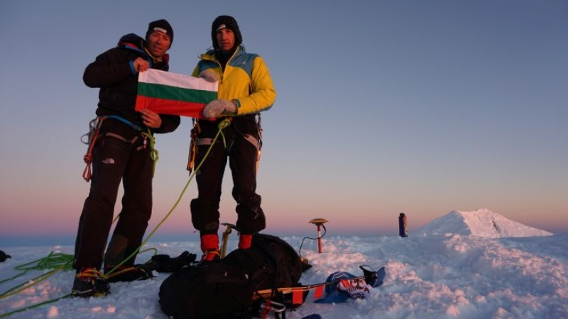 Наши алпинисти с уникално постижение в Антарктида (СНИМКА)