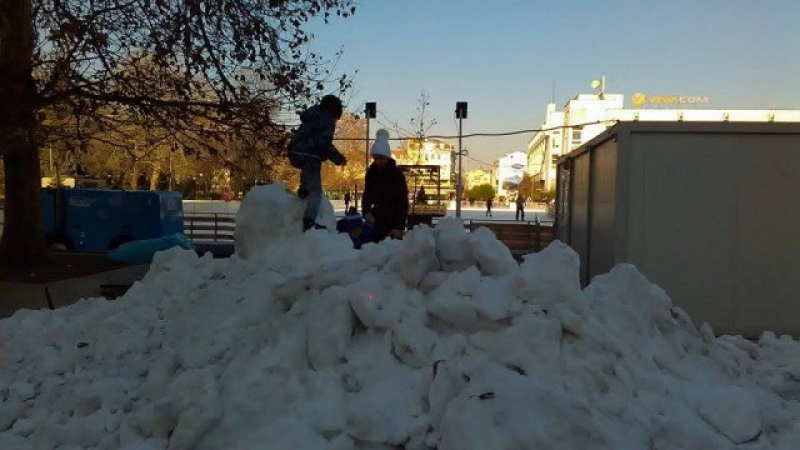 В Пловдив му намериха цаката! Може да нямат сняг, но си имат пързалка (СНИМКИ)