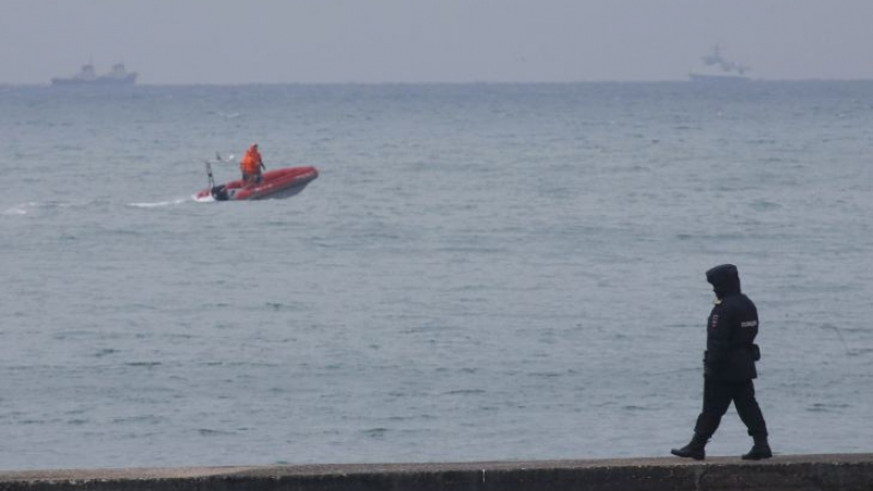 32 морски съда, десетки водолази и дронове дирят останки от падналия Ту-154